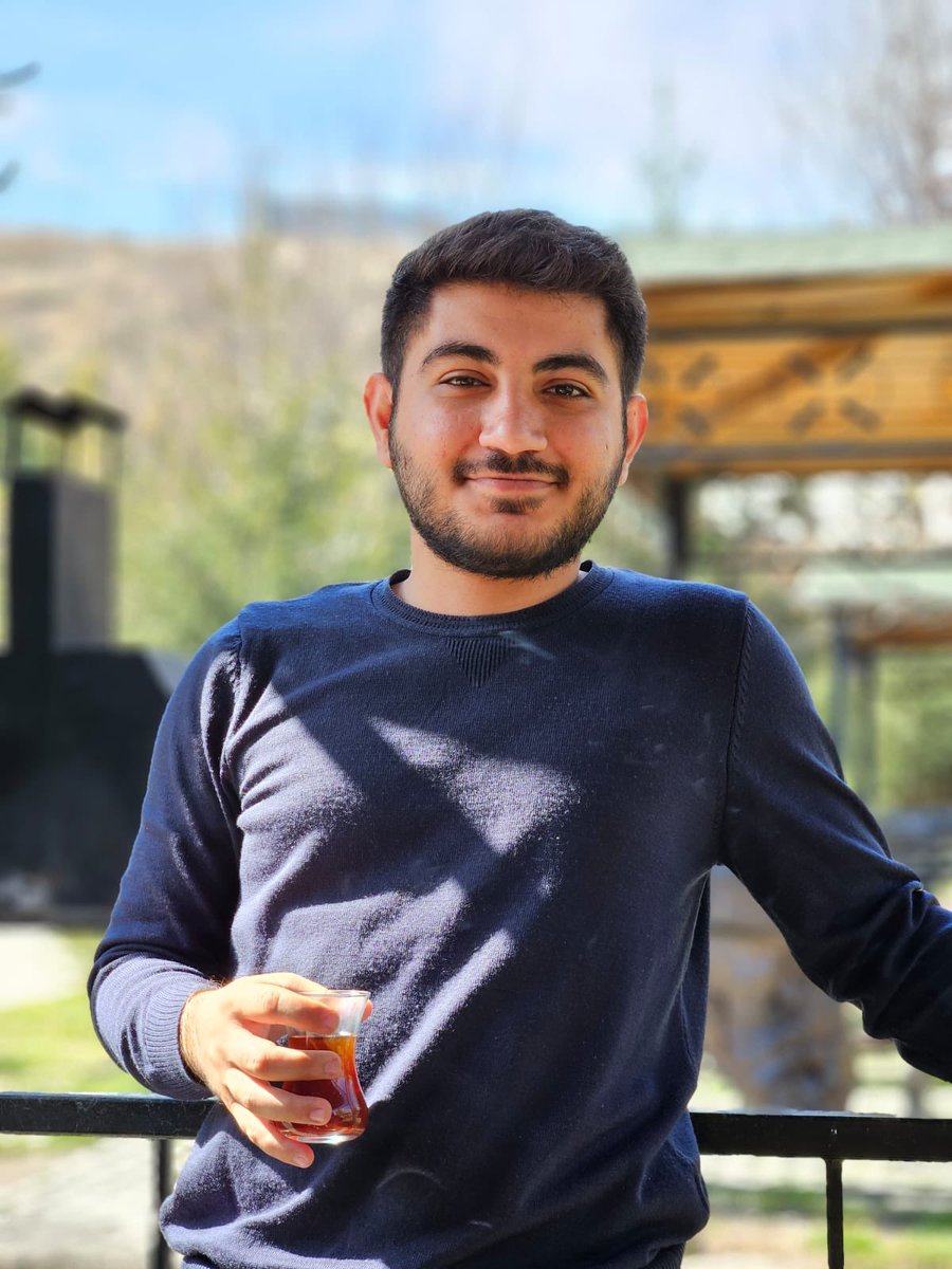 agdankarauni's tweet photo. İşte ahiret yurdu (cennet)! Biz onu yeryüzünde böbürlenmeyi ve bozgunculuğu arzulamayan kimselere veririz. En güzel akıbet, takva sahiplerinindir. Kasas/83

Ankara gençliğinin abisi, sadık dava adamı, Ankara Şube Üniversite Komisyonumuzun güler yüzü, yorulmaz Teşkilat Başkanı Merhum Muhammed Usame Okutan abimizin ve merhume annesinin şehadetinin sene-i devriyesinde rahmet, minnet ve özlemle anıyoruz. Mekanı cennet kabri nur olsun. Hepimizi İslam davası altında topladığı gibi cennette de bir ve beraber eylesin.