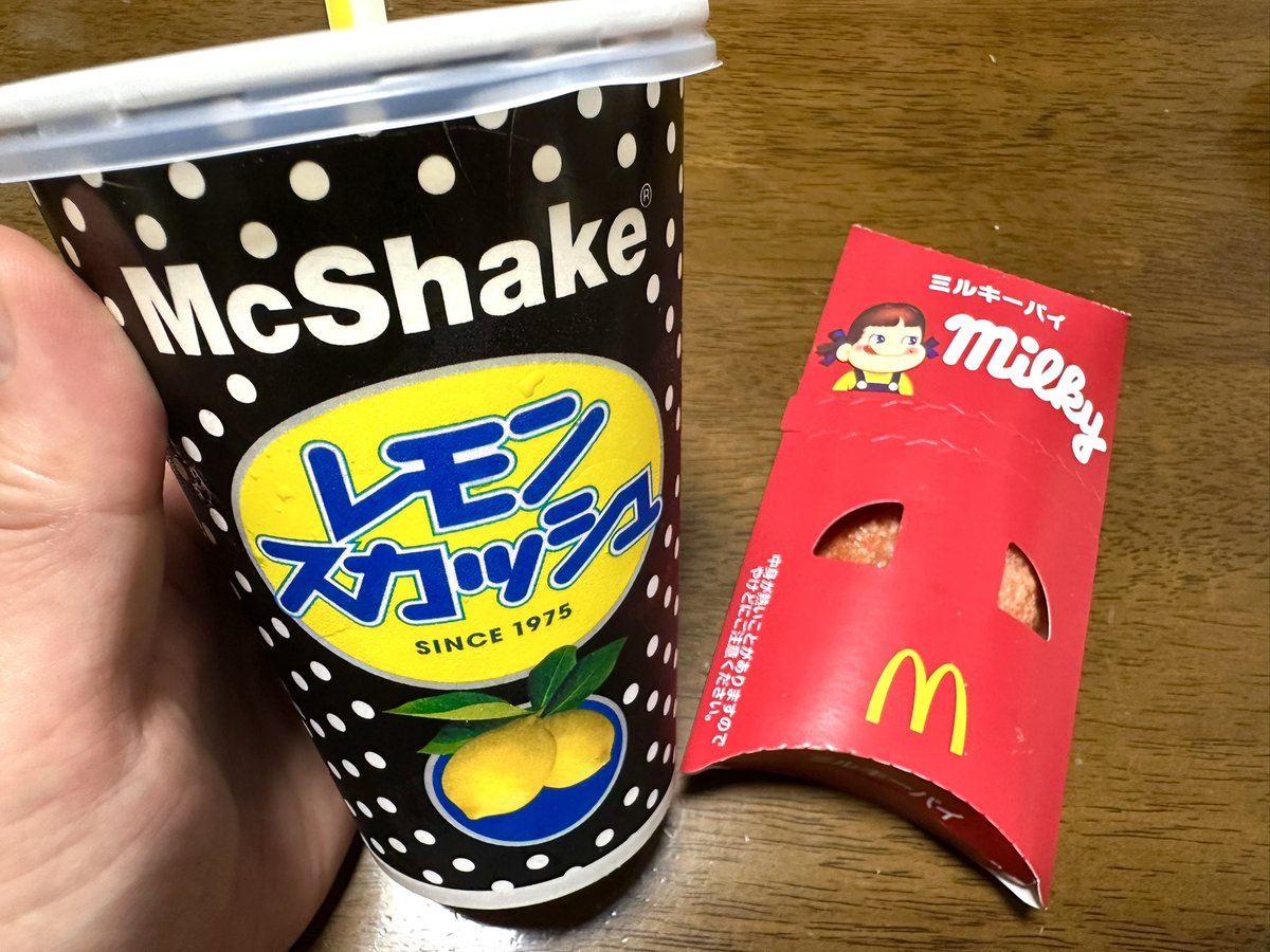 kassouzaru's tweet photo. 気になったマックのレモンスカッシュシェイクとミルキーはママの味のパイ😁
#マクドナルド #マックシェイク #パイ #レモンスカッシュ #ミルキー #ミルキーパイ
#mcdonalds #mcshake #milky https://t.co/XQPBc1ImLv