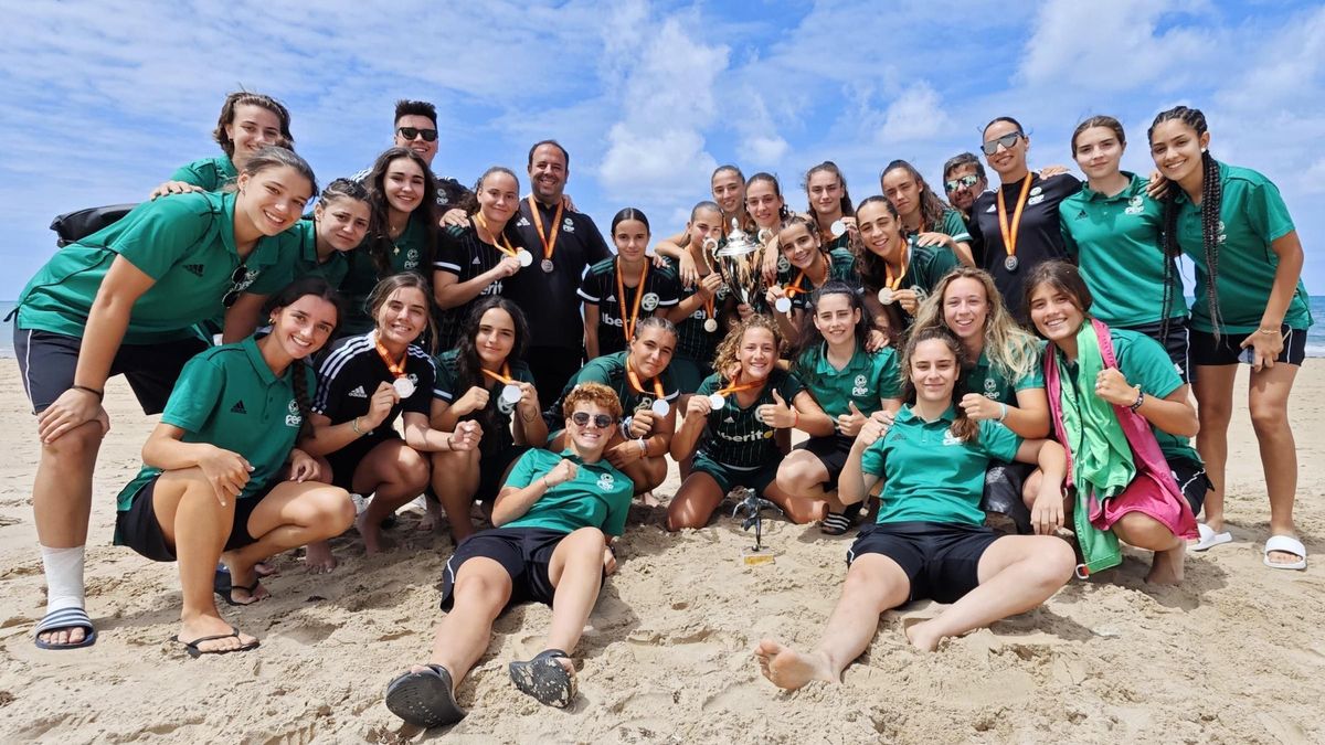 ⚽️🏖️𝐄𝐱𝐭𝐫𝐞𝐦𝐚𝐝𝐮𝐫𝐚, 𝐬𝐮𝐛𝐜𝐚𝐦𝐩𝐞𝐨𝐧𝐚 𝐝𝐞 𝐄𝐬𝐩𝐚ñ𝐚 𝐞𝐧 𝐟ú𝐭𝐛𝐨𝐥 𝐩𝐥𝐚𝐲𝐚 𝐬𝐮𝐛-𝟏𝟕 𝐟𝐞𝐦𝐞𝐧𝐢𝐧𝐨

Una vez más, Extremadura, tierra sin playa, ha demostrado ser una potencia nacional en fútbol playa. La selección extremeña sub-17 femenina ha logrado un