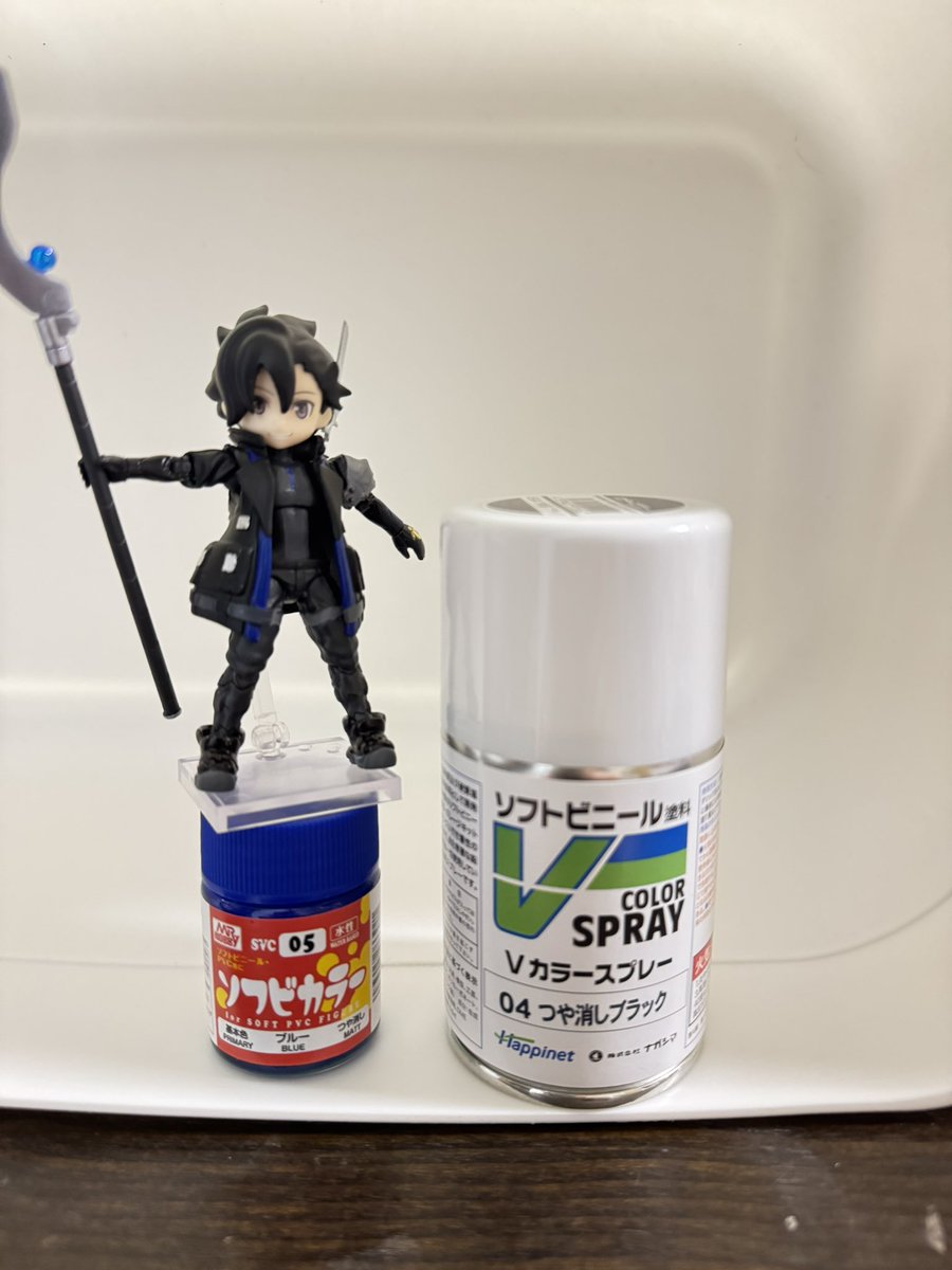 lightman888's tweet photo. アウターコートの塗装がペリペリ剥がれたのでリペイント✨ついでに耳飾りもプラ板で初挑戦して作り直してみました😄
コートの塗装に使用したのはこちらの２つで、他の色はガンダムマーカーとミスターカラーを使ってみました。
参考までに😄
#リンクトラベラーズ
 #ガシャポンクエスト
 #黒の召喚士 https://t.co/tbwqfubaP9