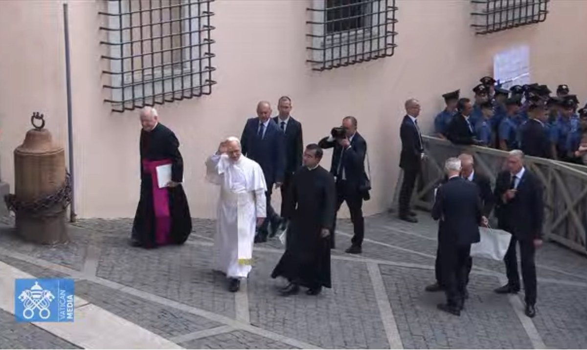 ctrlamb's tweet image. Pope Leo leads the Angelus prayer from the entrance of the apostolic palace at #CastelGandolfo, the hilltop town where he is having a summer break.