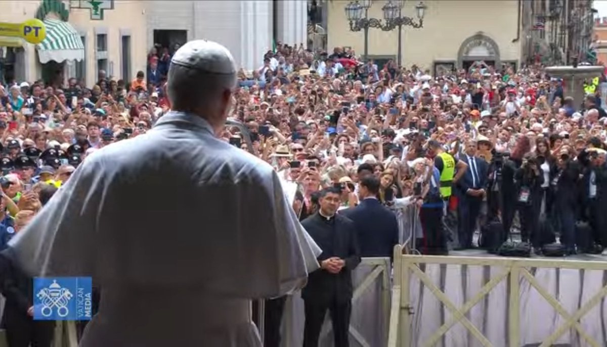 ctrlamb's tweet image. Pope Leo leads the Angelus prayer from the entrance of the apostolic palace at #CastelGandolfo, the hilltop town where he is having a summer break.