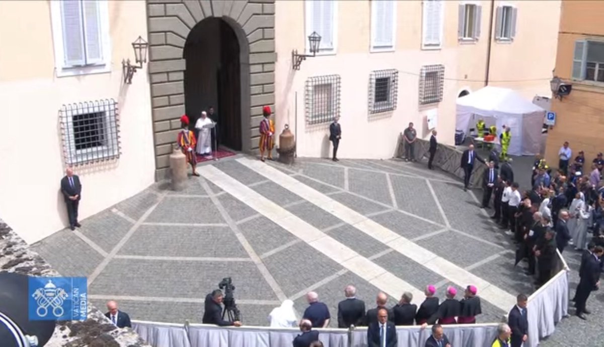 ctrlamb's tweet image. Pope Leo leads the Angelus prayer from the entrance of the apostolic palace at #CastelGandolfo, the hilltop town where he is having a summer break.