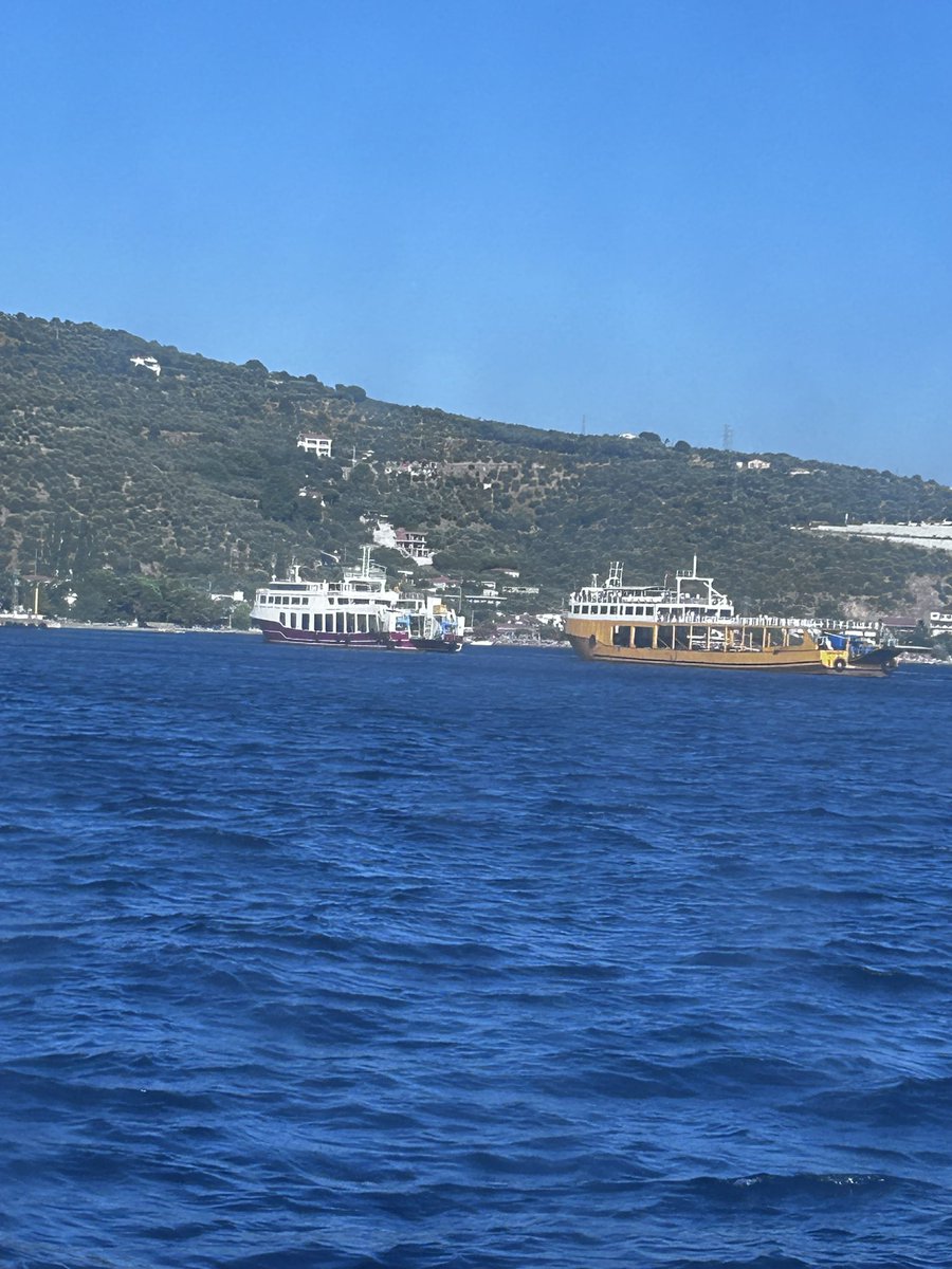Marmara Adası açıklarında seyir halindeyken motorunda yangın çıkan Yavuz Nas gemisi az önce sahil güvenlik eşliğinde Marmara Adası iskelesine çekildi.
