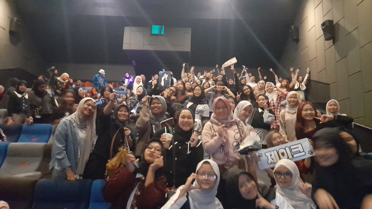 forulyz's tweet photo. pls mmf ngeblur diburu buruin mas bioskopnya😭😭 (ini rill dijepretnya 2x doang gusy)

btw ayo mwutualann enjina😙🫰🏼
#cgvdmall https://t.co/KuqdF9lUpt