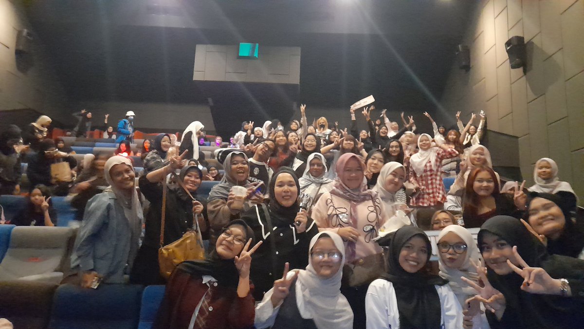 forulyz's tweet photo. pls mmf ngeblur diburu buruin mas bioskopnya😭😭 (ini rill dijepretnya 2x doang gusy)

btw ayo mwutualann enjina😙🫰🏼
#cgvdmall https://t.co/KuqdF9lUpt