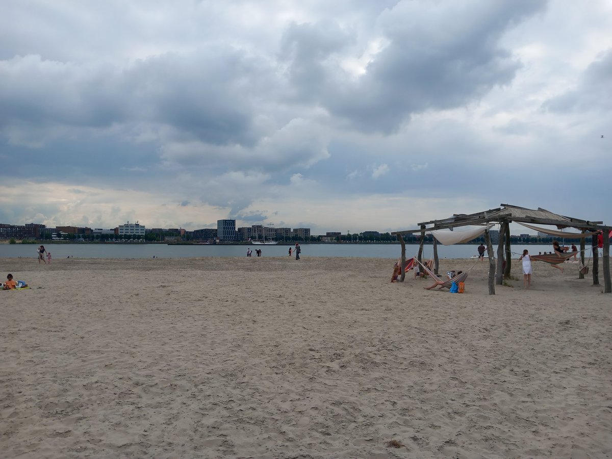 Op bezoek bij Reddingsbrigade Blijburg. Die hebben een goed verhaal met veel zorg voor Amsterdammers die nog niet allemaal de gevaren van water kennen of zelfs niet kunnen zwemmen.