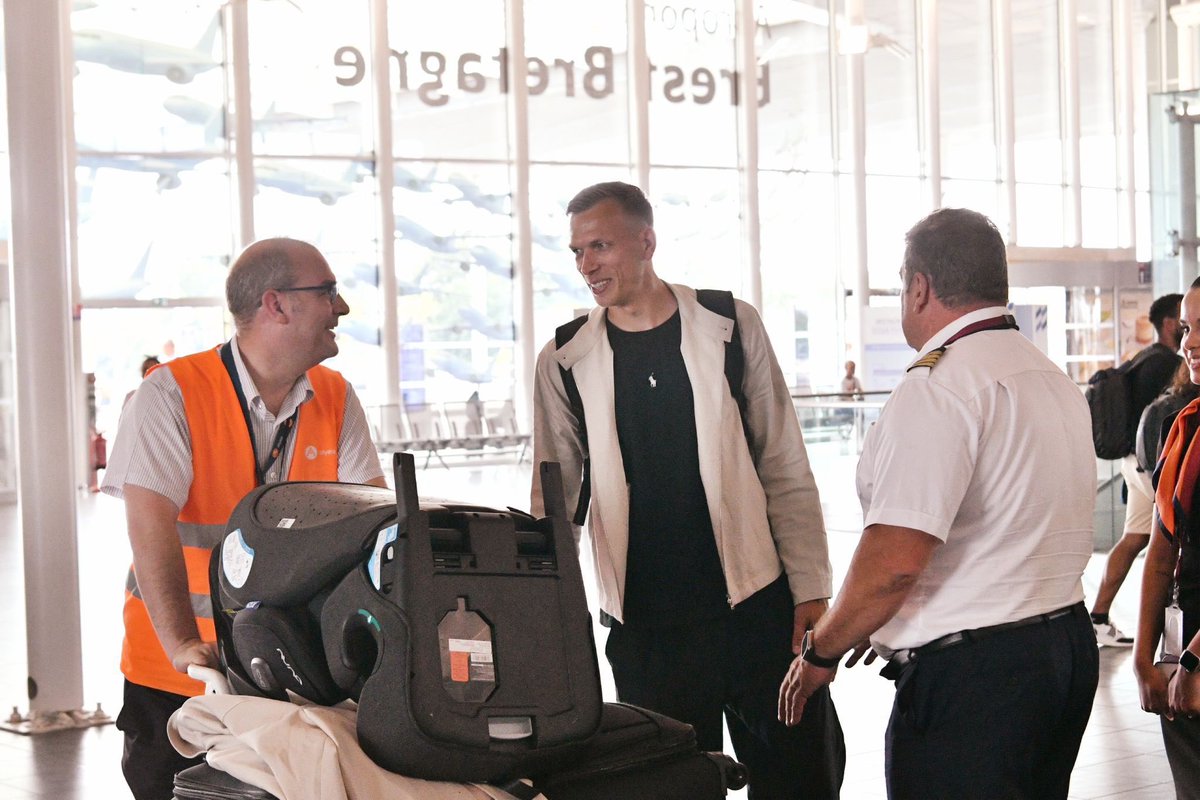 ZinnyBoswell's tweet image. Marco Bizot arrived in the UK this afternoon ahead of proposed move to Aston Villa. Deal close with Villa and Brest for 34yo goalkeeper. Personal terms still to be agreed.#avfc