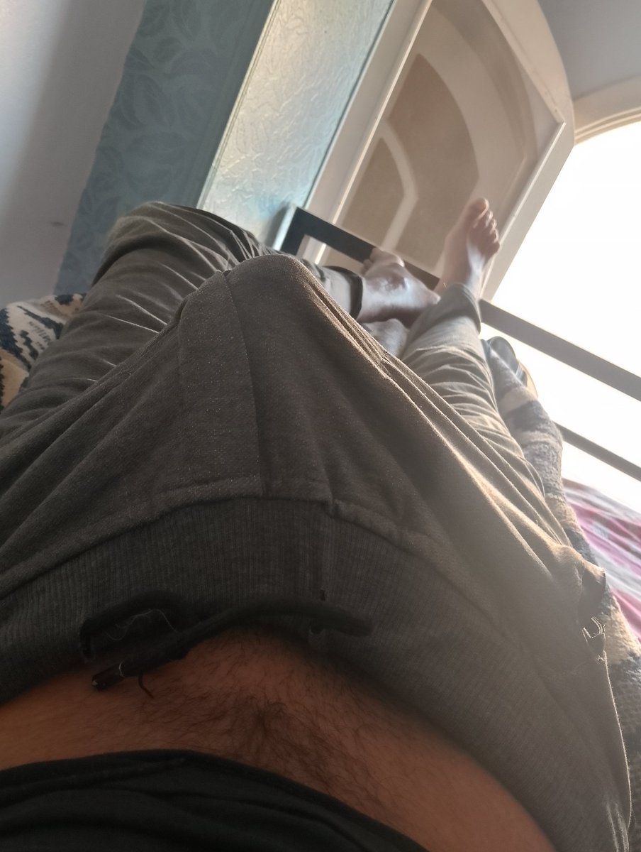 بصحي من النوم القيه 🍆عامل كده معرفش عايز اي🙂يمكن عايز يطلع بره البنطلون؟