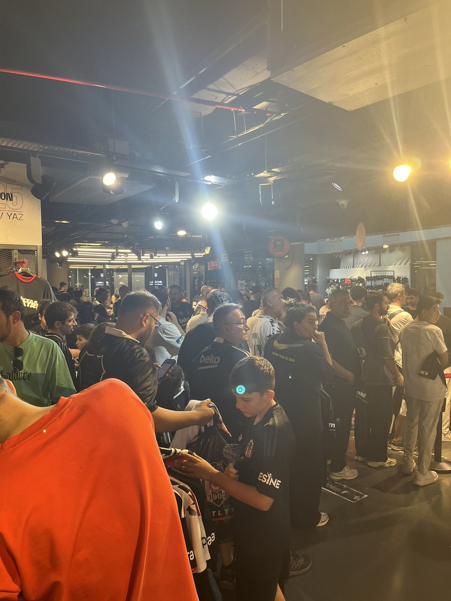 stadın altındaki kartal yuvasındayım. yemin ederim taraftar bu günleri o kadar özlemiş ki. tıklım tıklım kasada ödeme sırası bitmiyo.

herkesin elinde 3-5 parça var kulübe destek olmak için. vallahi beşiktaş iyiyse bizde iyiyiz.