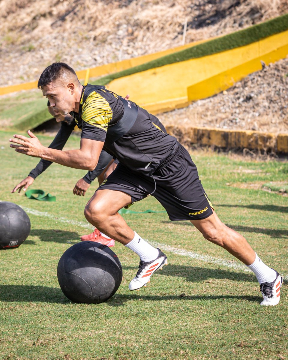 El plantel realizó la práctica de este domingo en la cancha alterna 

#BarcelonaSomosTodos