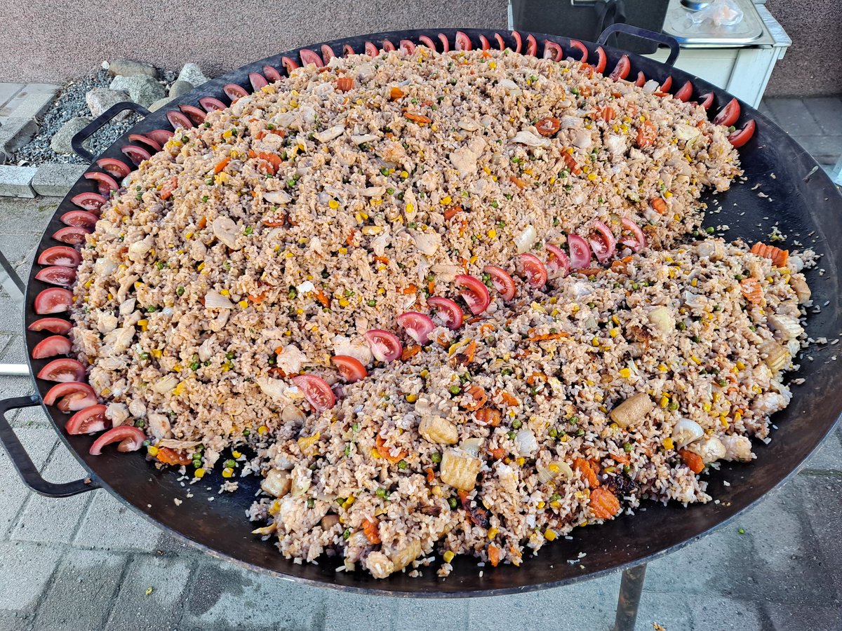 Ensin Hämeenlinnan kirkossa Herran pyhä ehtoollinen ja myöhemmin tänään ruokailu kotona. Muurikka-pannun halkaisija 1 metri. Pidin puheen ripille päässeelle pojalleni. Kiitokset vinkeistä
<a href="/AMustakallio/">Antti Mustakallio 🇺🇦</a> 
#Hämeenlinna