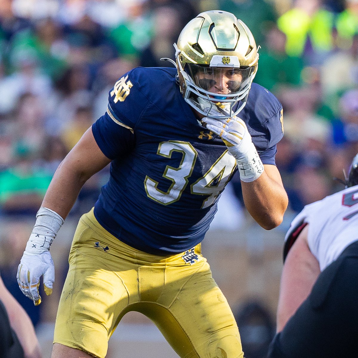 jacksoble56's tweet image. "I have that security blanket with him."
"Tireless work ethic."
"He was the ultimate alpha dog leader for us."
Drayk Bowen has commanded locker rooms his entire career. Notre Dame's 2025 defense is next. NEW FEATURE STORY: on3.com/teams/notre-da…