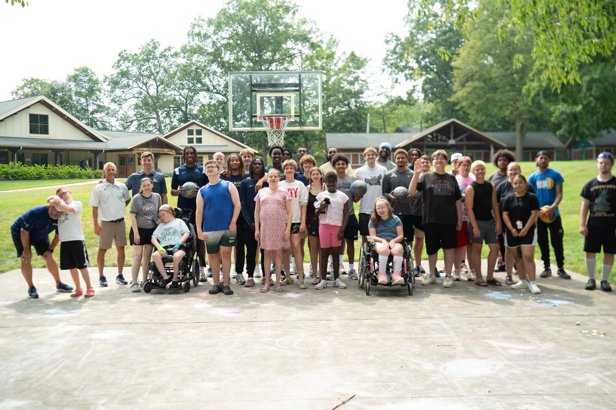 ZipsMBB's tweet image. Had a great time volunteering at the Rotary Camp this week ☀️

#GoZips🦘 | @FeartheRooColl