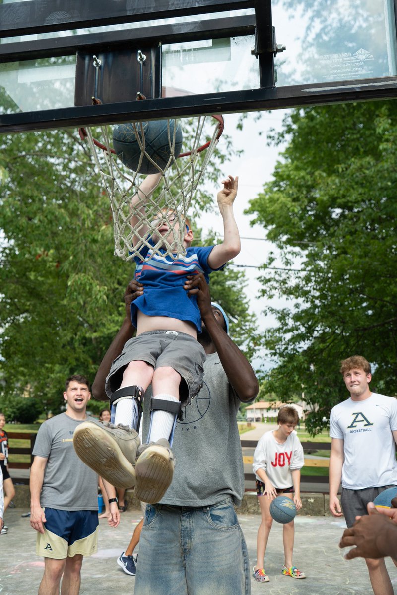 ZipsMBB's tweet image. Had a great time volunteering at the Rotary Camp this week ☀️

#GoZips🦘 | @FeartheRooColl