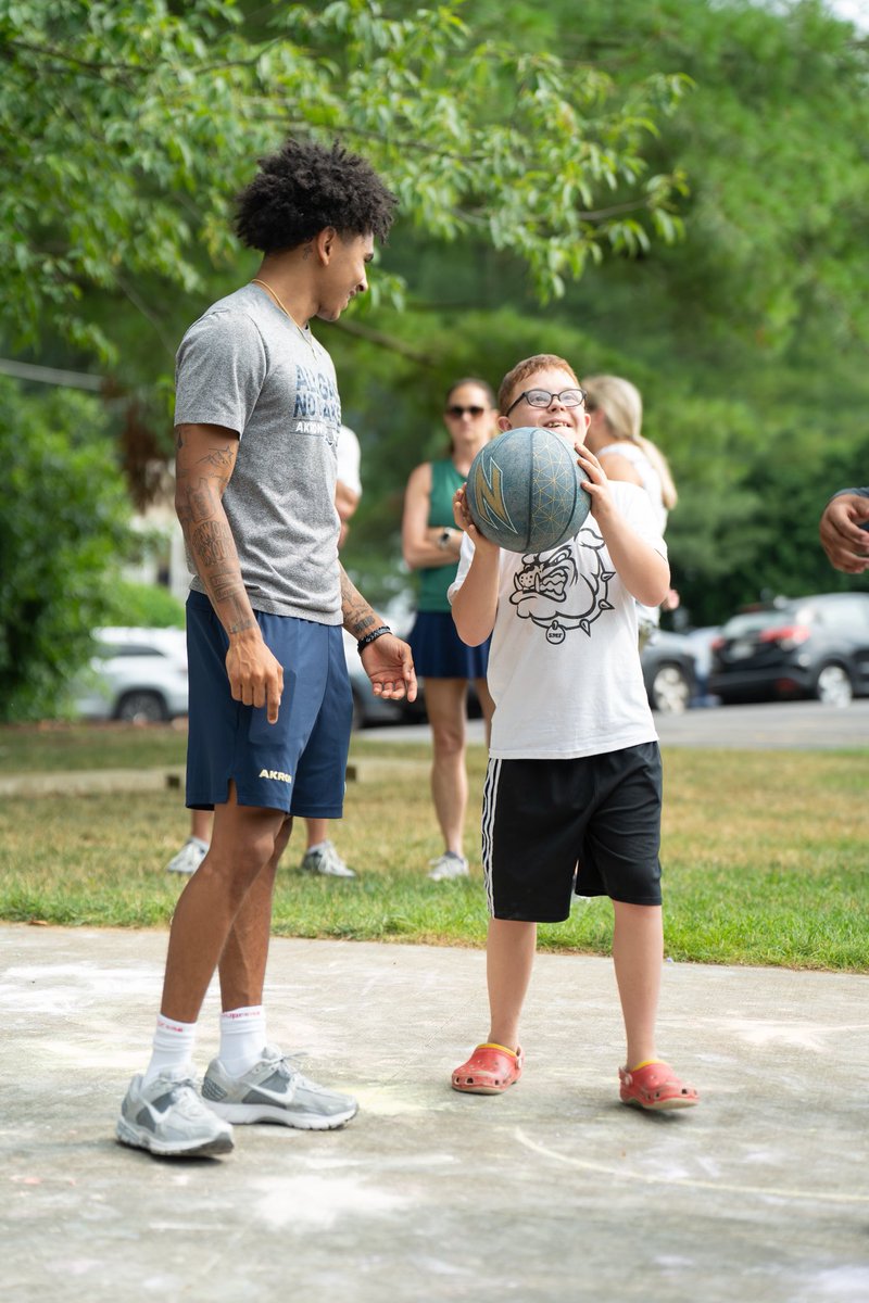 ZipsMBB's tweet image. Had a great time volunteering at the Rotary Camp this week ☀️

#GoZips🦘 | @FeartheRooColl