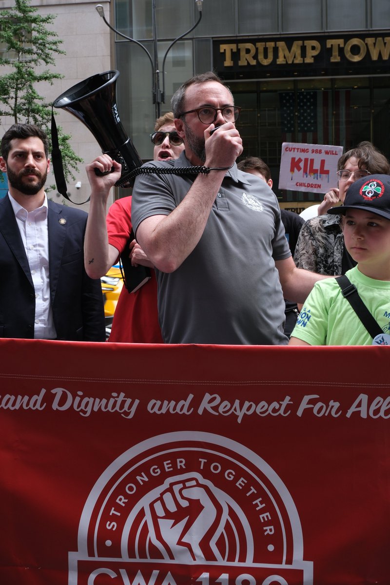 CWADistrict1's tweet image. Huge thanks to our sisters, brothers, siblings at @CentralLaborNYC for supporting and helping coordinate yesterday's amazing rally to demand a stop to cuts to the 988 LGBTQ+ Suicide Hotlines ✊🏿✊🏽✊🏻
#1u #solidarity