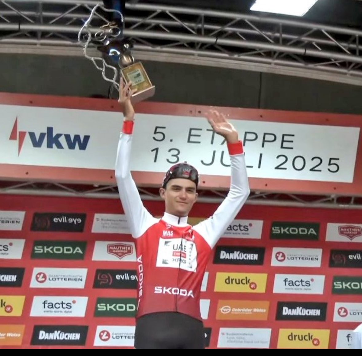 🇲🇽👑🚵
Isaac del Toro se corona en el Tour de Austria, luego de haber ganado tres de cinco etapas totales. Además, lo consigue como líder no solo de la clasificación general, también por puntos y como ciclista joven.