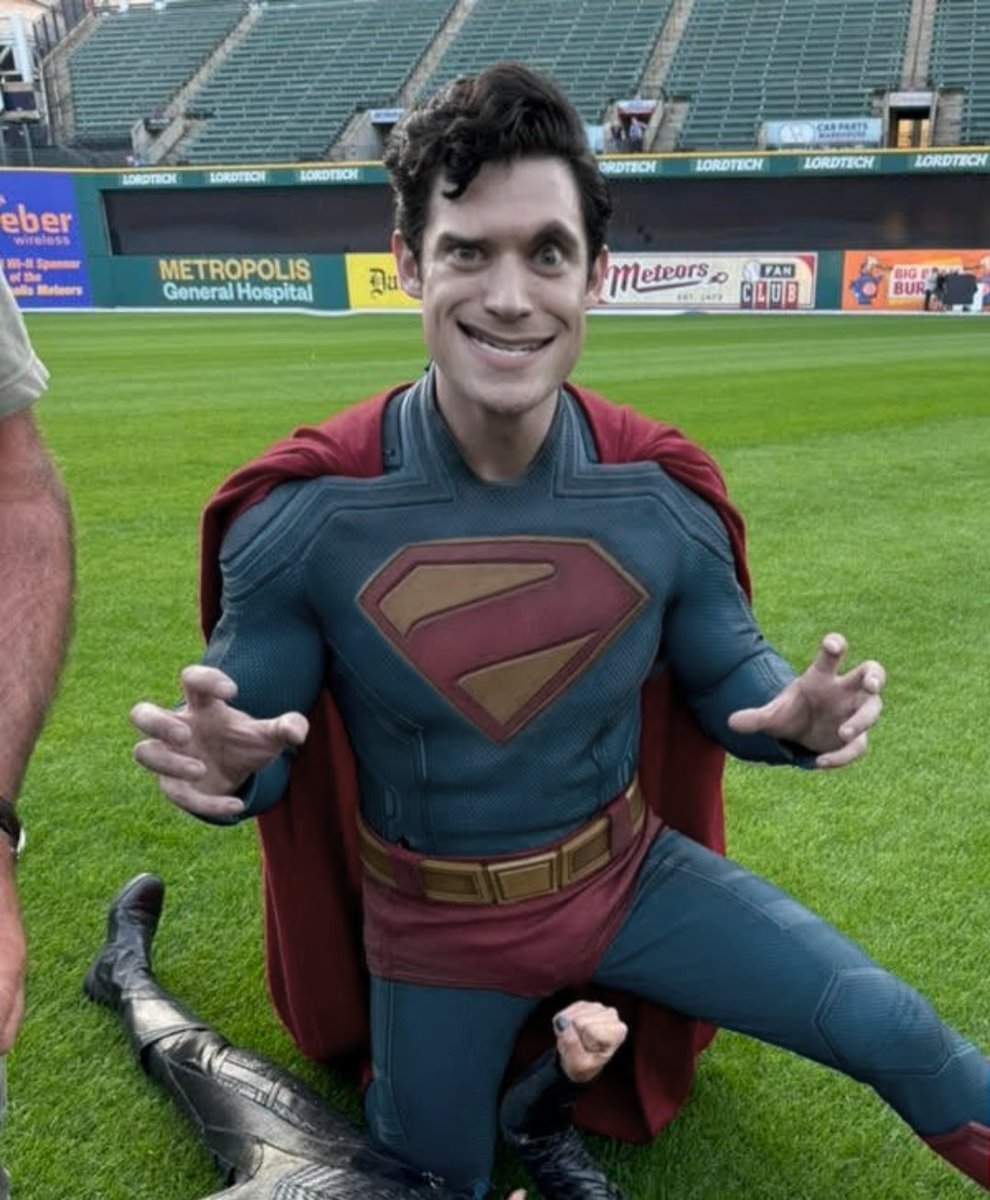 JarJarIU's tweet image. watching the super man today