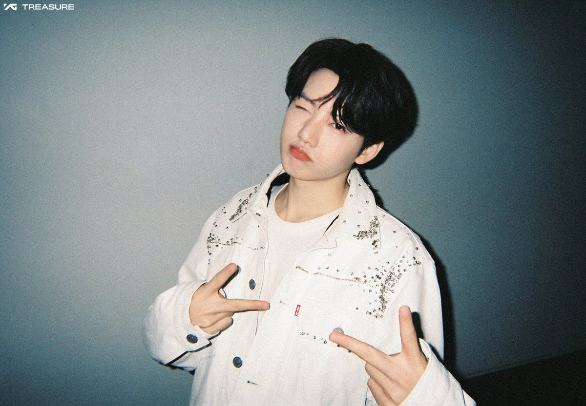 Inside the low-lit room, the man walks leisurely. But suddenly a camera shot was aimed at him and captured the moment, causing the entire room to light up for a split second. A two-finger pose, signalling a feeling of gratitude in that moment thanks to his concert, Pulse On.