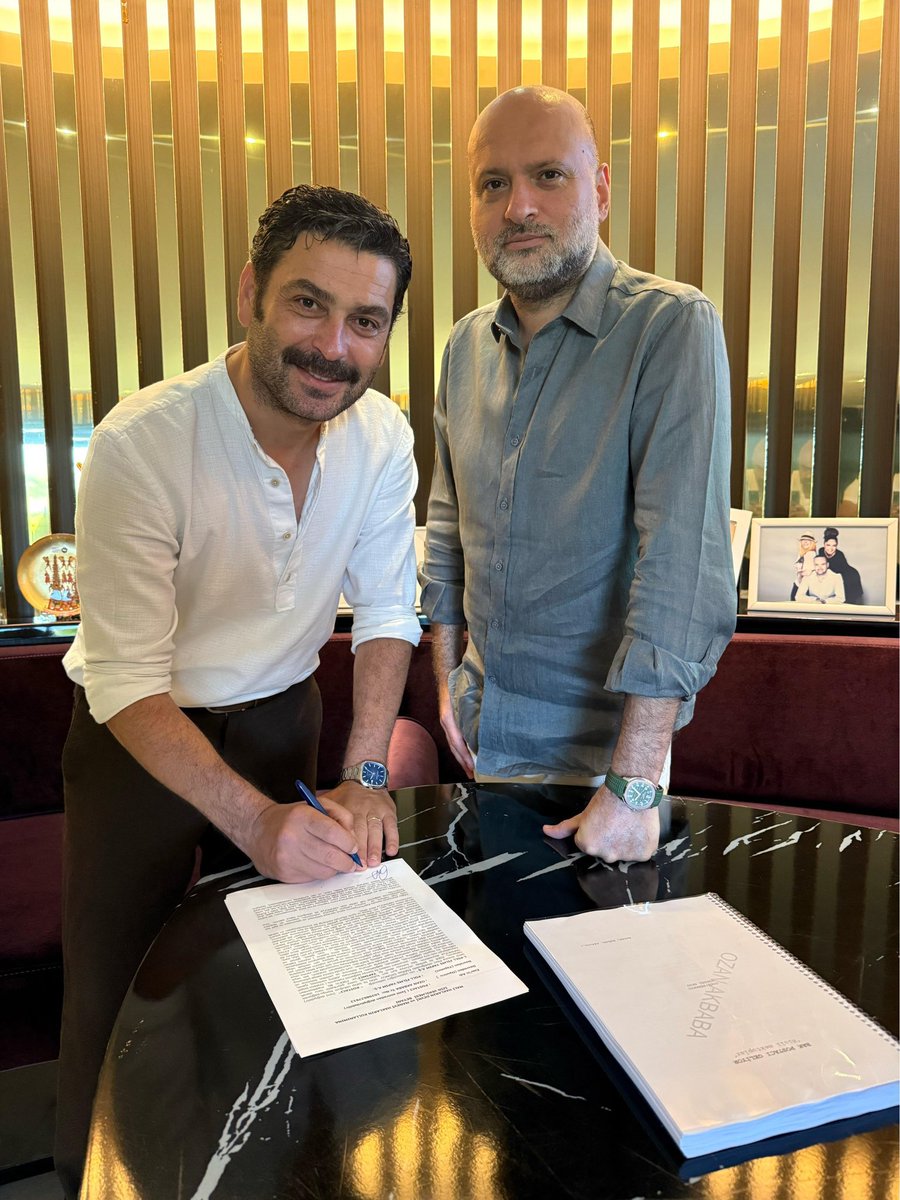 Rol aldığı dizilerle adından söz ettiren #OzanAkbaba ve son dönemde vizyona giren başarılı projelerle sinema dünyasına hızlı bir giriş yapan Poll Films, yeni bir film projesi için anlaştı. 

Postacı isimli filmde barşolde yer almaya hazırlanan Akbaba ve filmin yapımcısı Polat