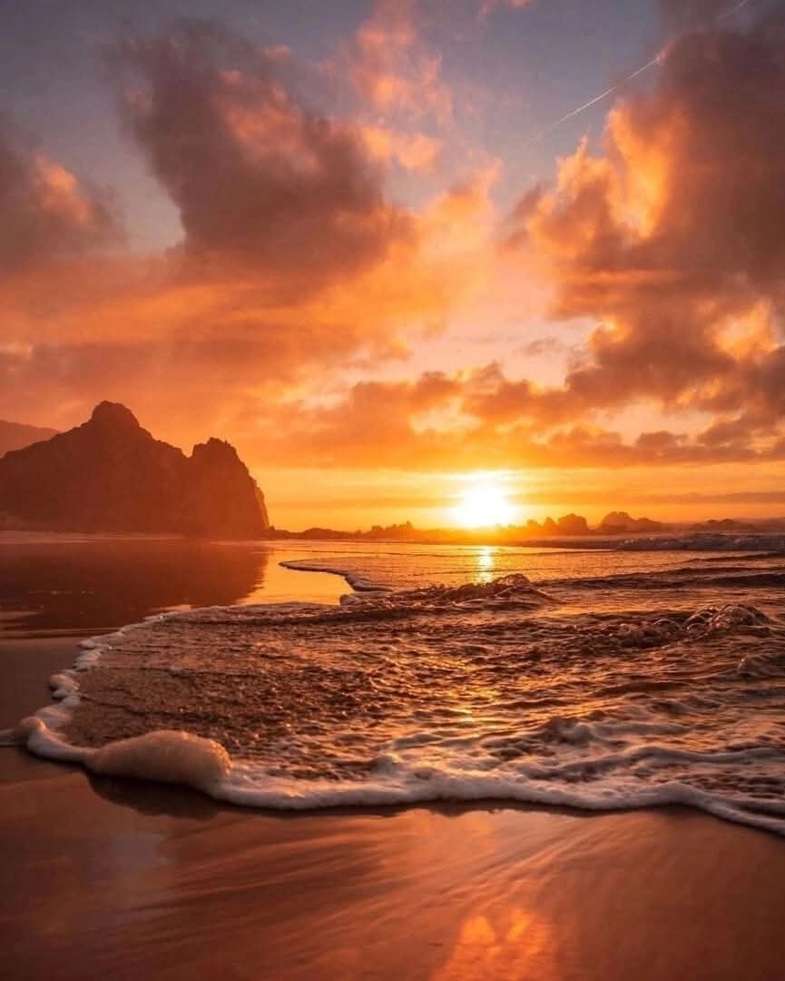 И что-то тонкое трепещет... 
И ширится Души проём... 
Людьми нас делают не вещи.. 
А всё, чем дышим и живём...
Мирного неба над головой....❤️❤️❤️