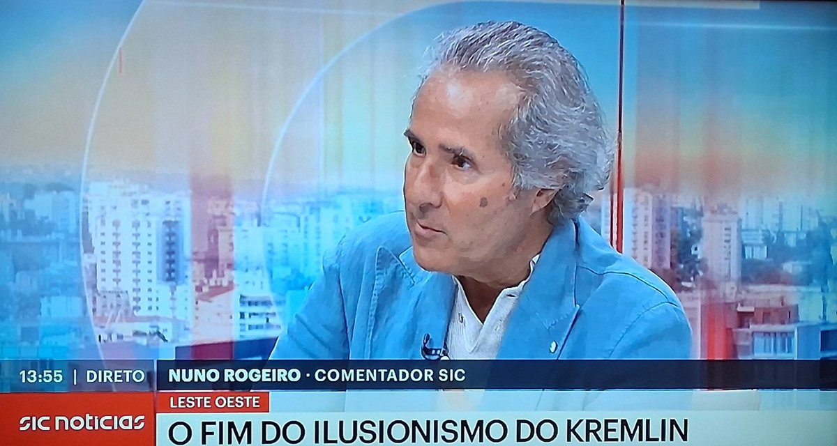 Nuno Rogeiro 

"vladimir putin não é um grande ilusionista, mas é um ilusionista que:
-Consegue convencer os conservadores que é um conservador;
-Consegue convencer os revolucionários que é um revolucionário;
-Consegue convencer os comunistas que sempre foi comunista;
-Consegue