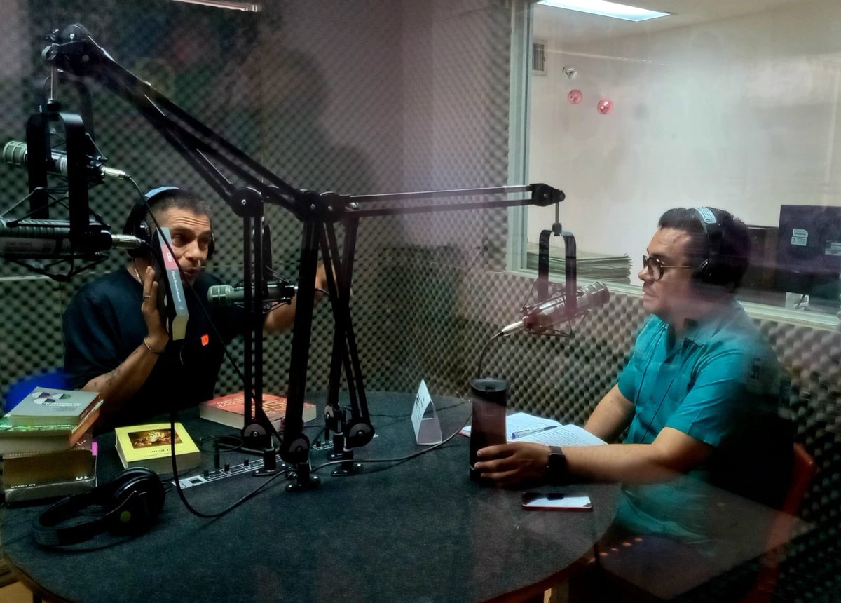 Hoy a las 10am por Radio Universidad 100.5 FM 📻 escucharemos las recomendaciones literarias de Juan Lorenzo Simental para disfrutar estas vacaciones de verano y adquirirlos en la Librería Universitaria. 📚 #IdentidadUJED