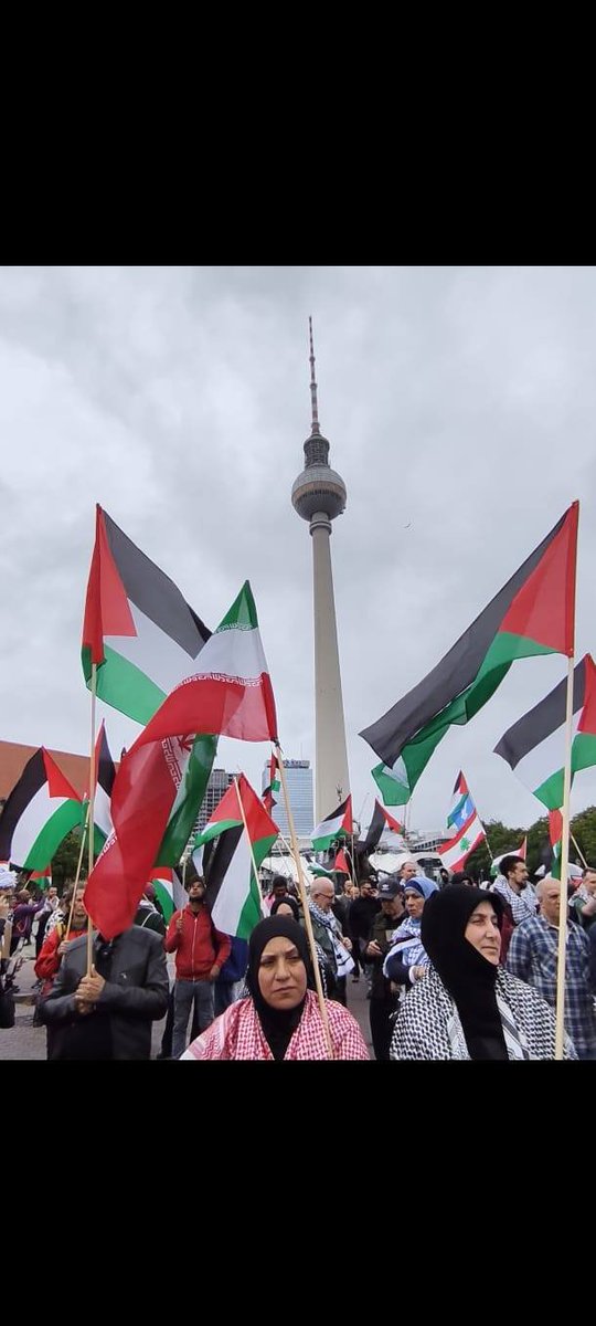 republic_pal's tweet image. وقفة تضامنية في برلين دعمًا لغزة رغم منع الشرطة للمظاهرة
republicpalestine.com/2025/07/13/%d9…