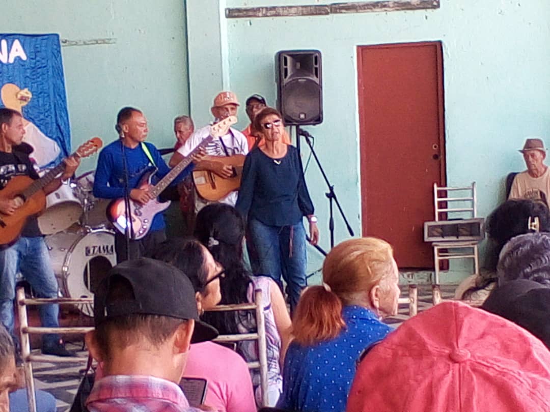 IrenaldoRodrig1's tweet photo. #AhoraMismo en la Casa de Cultura "Olga Alonso  de #Fomento se realiza la peña campesina,  con la presencia de poetas, repentistas, solista y el acompañamiento del grupo aficionado "Osmany y su Renovación"
#VeranoSiempreJóven
#SanctiSpiritusEnMarcha https://t.co/3cqkqpnopK