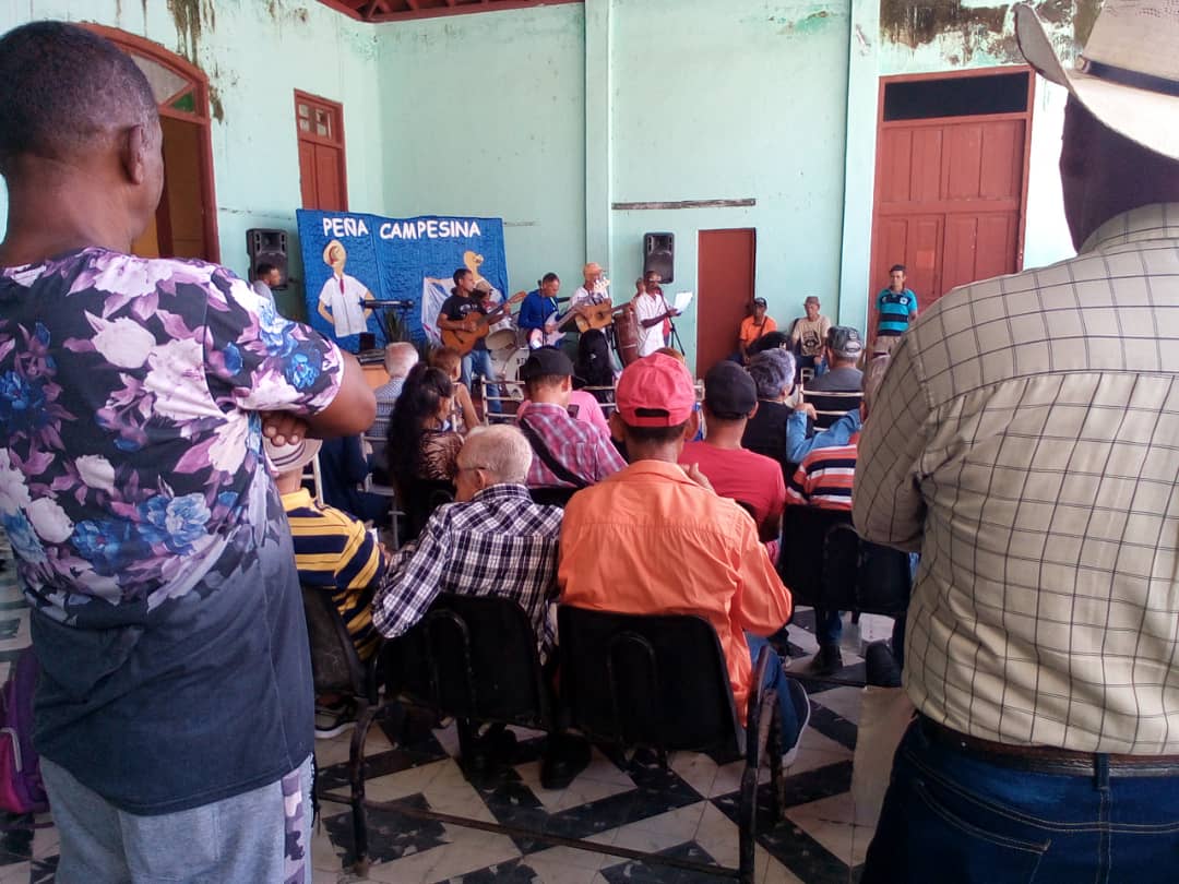 IrenaldoRodrig1's tweet photo. #AhoraMismo en la Casa de Cultura "Olga Alonso  de #Fomento se realiza la peña campesina,  con la presencia de poetas, repentistas, solista y el acompañamiento del grupo aficionado "Osmany y su Renovación"
#VeranoSiempreJóven
#SanctiSpiritusEnMarcha https://t.co/3cqkqpnopK