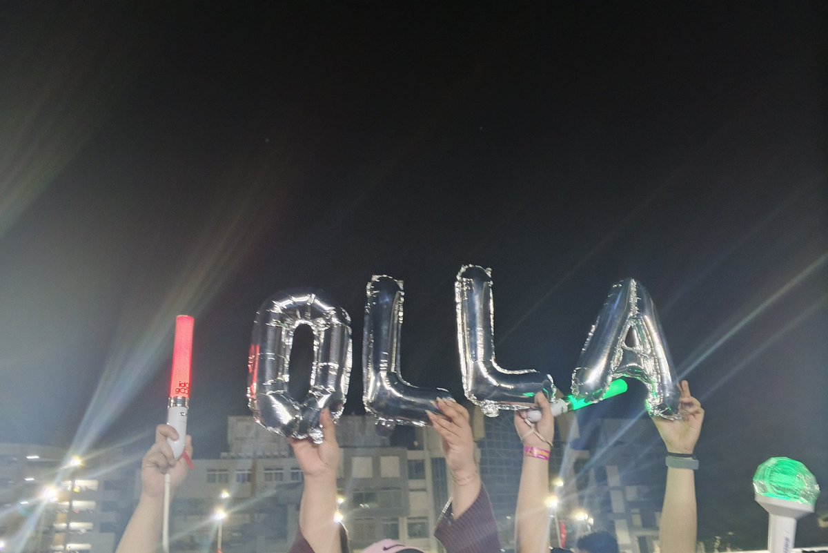 <a href="/F_OllaJKT48/">Febriola Sinambela</a> nongol dikit di belakang