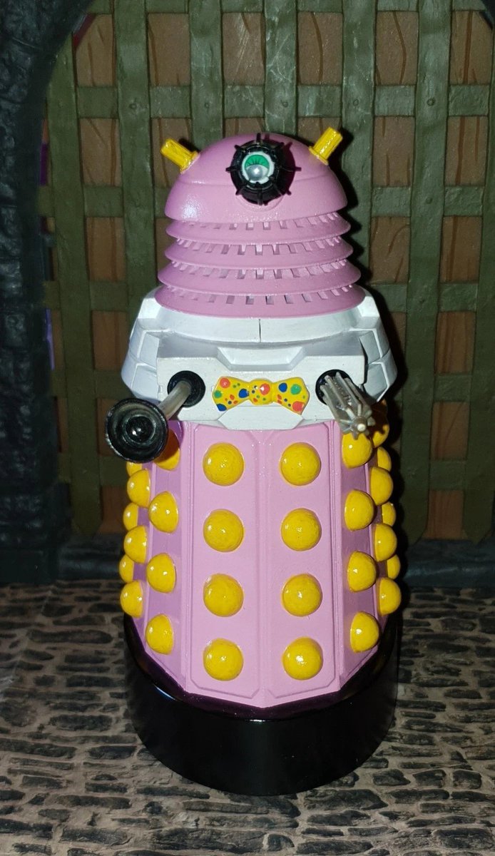 Q_Review's tweet image. a custom Dalek painted to look like Blobby popped up on eBay, and I tried to buy it but someone sniped it before I could. I'm heartbroken.
