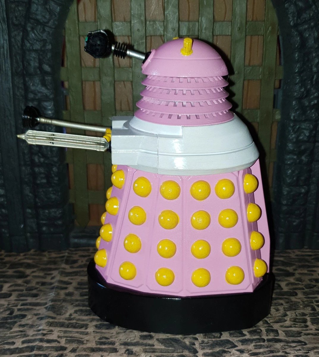 Q_Review's tweet image. a custom Dalek painted to look like Blobby popped up on eBay, and I tried to buy it but someone sniped it before I could. I'm heartbroken.