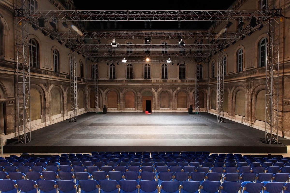 مهرجان افينيون سهرة ١٥ تموز 
شعر وموسيقا 
J’y serais . 
Nour
Une célébration poétique de la langue arabe
SPECTACLE POÉSIE MUSIQUE
Avec l’Institut du monde arabe
France / Création Festival d’Avignon 2025 
Cour du lycée Saint-Joseph
À 22 h . Durée 2h44 .
