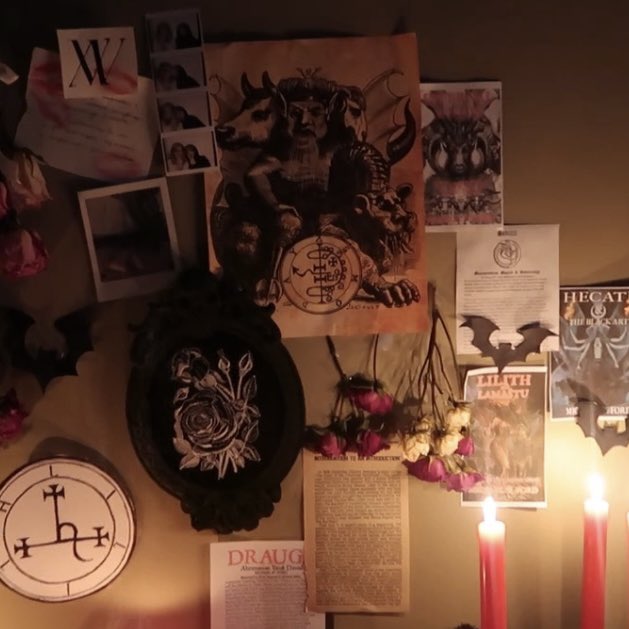 nikkifangz's tweet photo. witch altar moment https://t.co/qlBgAxDTZA