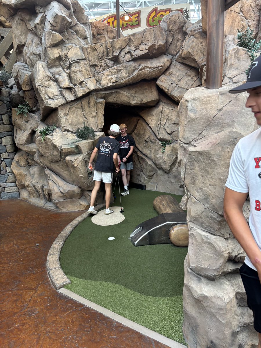 YBABaseball's tweet image. Post 12 ends the Gopher Classic tournament with a Mall of America trip and a little hotel poker!