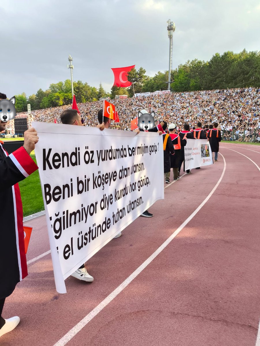 Kendi öz yurdumda ben miyim garip?
Beni bir köşeye atan utansın.
Eğilmiyor diye kurdu hor görüp,
İti el üstünde tutan utansın!