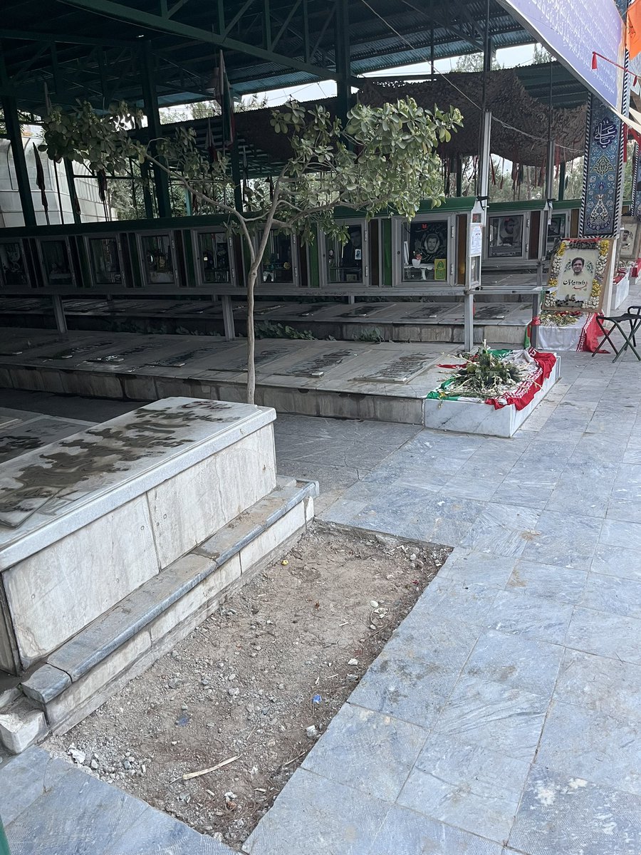 Sameh6969's tweet image. ۶ قبر برای شهدای اخیر در گلزار شهدای چهارصددستگاه کرج آماده شد
۵ قبر میزبان پیکر پاک شهدا شد
و قبر آخر کنار مزار پدربزرگم پدر دو شهید خالی موند
تا قرعه به نام کی بیفته
دلم خواست...
#رهایی