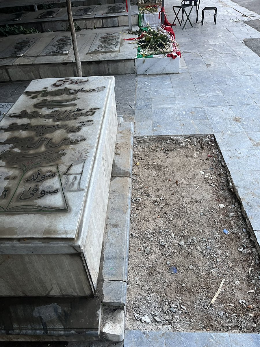 Sameh6969's tweet image. ۶ قبر برای شهدای اخیر در گلزار شهدای چهارصددستگاه کرج آماده شد
۵ قبر میزبان پیکر پاک شهدا شد
و قبر آخر کنار مزار پدربزرگم پدر دو شهید خالی موند
تا قرعه به نام کی بیفته
دلم خواست...
#رهایی