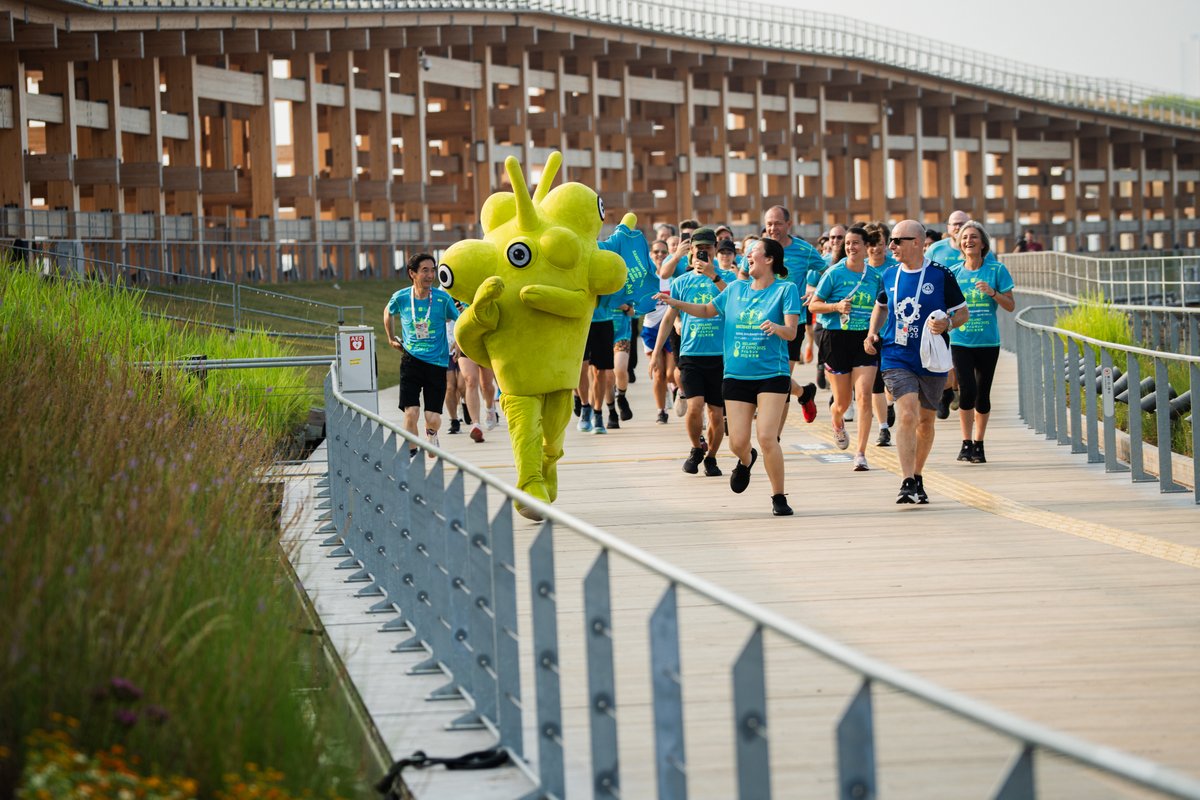 expo2025czechia's tweet image. René joined one of the morning runs at EXPO 2025 – and let’s just say, he kept up just fine. 🏃♂️😄
Moments like this make life at the Czech Pavilion even richer.
@ReneExponaut
#EXPO2025 #CzechPavilion #EXPO2025Czechia #René #ReneExponaut