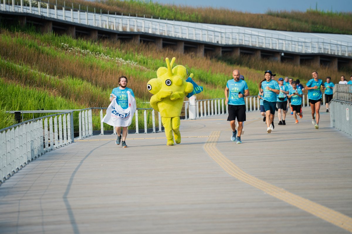 expo2025czechia's tweet image. René joined one of the morning runs at EXPO 2025 – and let’s just say, he kept up just fine. 🏃♂️😄
Moments like this make life at the Czech Pavilion even richer.
@ReneExponaut
#EXPO2025 #CzechPavilion #EXPO2025Czechia #René #ReneExponaut