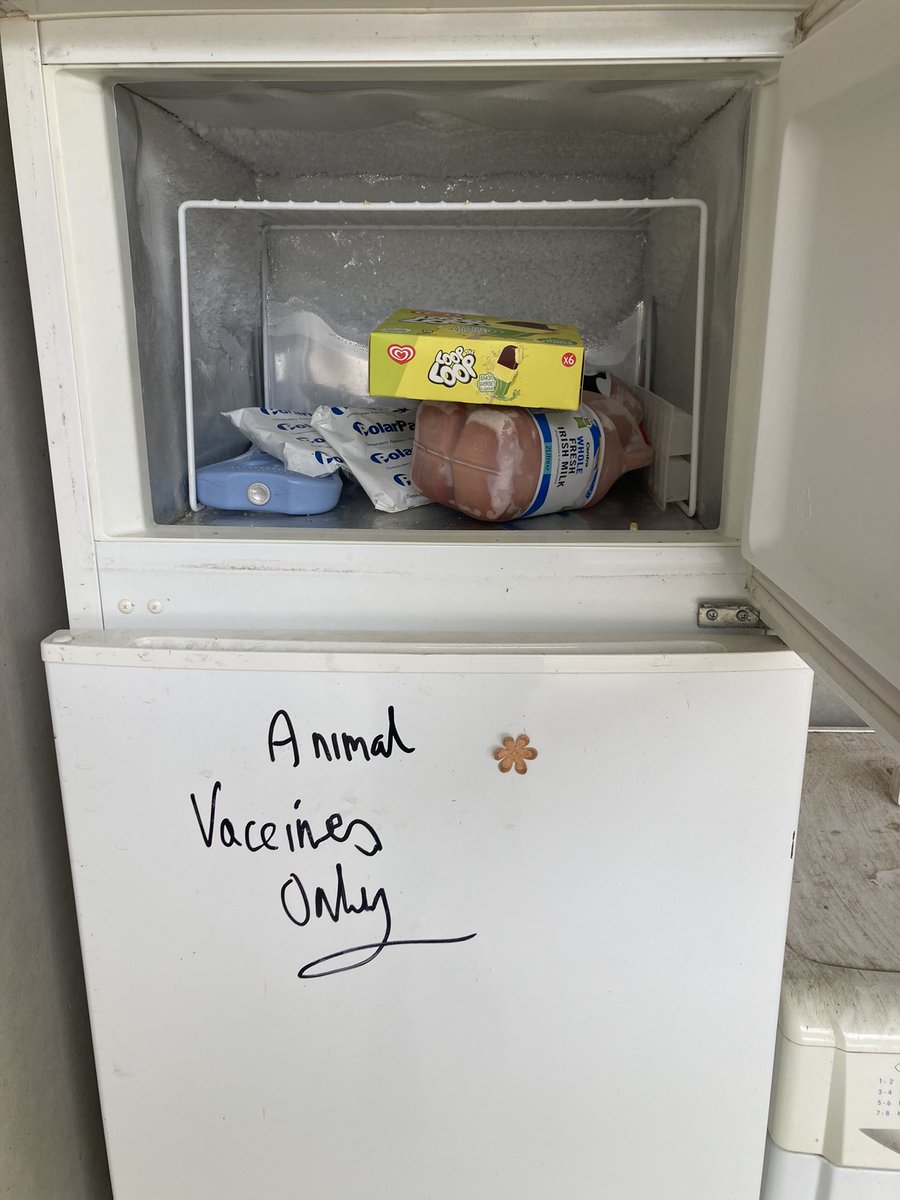 sprinkles785's tweet image. Can’t beat a farm fridge freezer in this weather .. keeping ice pops /cold drinks to builders / contractors 💪🏻💪🏻