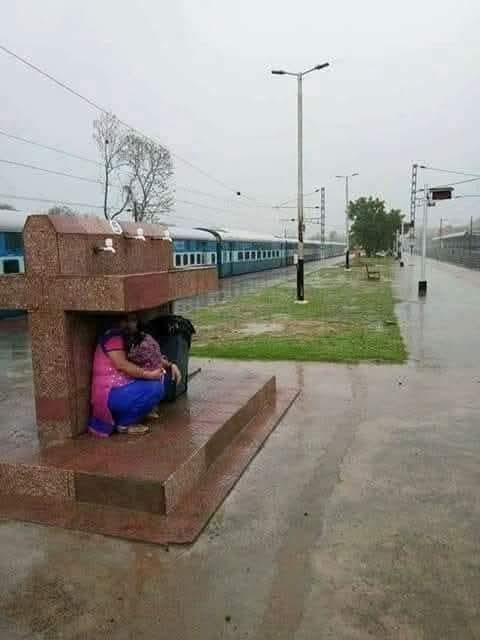 विकसित रेलवे, सुरक्षित रेलवे
एक पंथ दो काज-
रेलवे का विकास देखने के लिये एक ही फोटो काफी है। 
बाकी सब प्रचार है।
#railway
#indianrailway #modisarkar3 #ModiHaiToMumkinHai