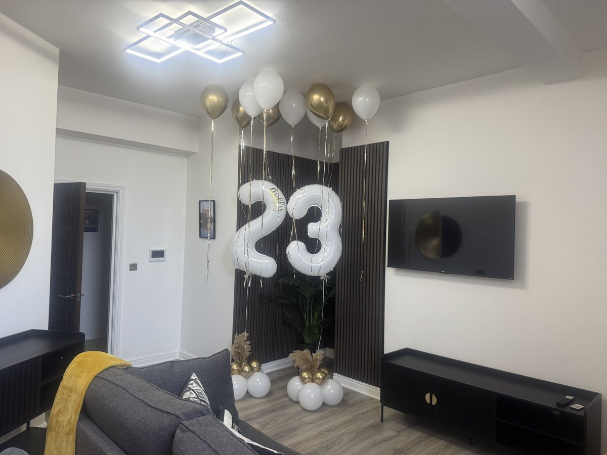 v2ps_ltd's tweet photo. Our guest at  @38evertonroad wanted something special — so we called in the amazing SarahPoppinP our neighbour from The Secret Warehouse 🎈✨

A stunning balloon display + a happy guest = exactly why we love local collabs 💫

#LiverpoolStays #V2PropertyServices #AirbnbSuperhost https://t.co/o66iEJWRxo