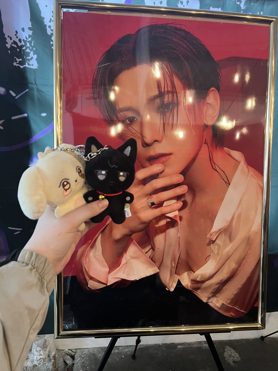 neveraloneaesth's tweet image. Took the teez on an adventure! ✈️🗽

#ATEEZ #ATEEZpopup #inyourfantastypopup