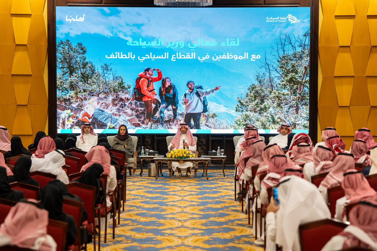 SaudiNews50's tweet photo. معالي وزير السياحة الأستاذ أحمد الخطيب يبدأ اليوم جولاته الميدانية لوجهات #صيف_السعودية ، حيث وصل إلى مدينة الطائف وبدأ زيارته باجتماع مع القوى العاملة في القطاع السياحي لمناقشة الجاهزية التشغيلية والتوظيف الموسمي. https://t.co/6c6slCjZy6