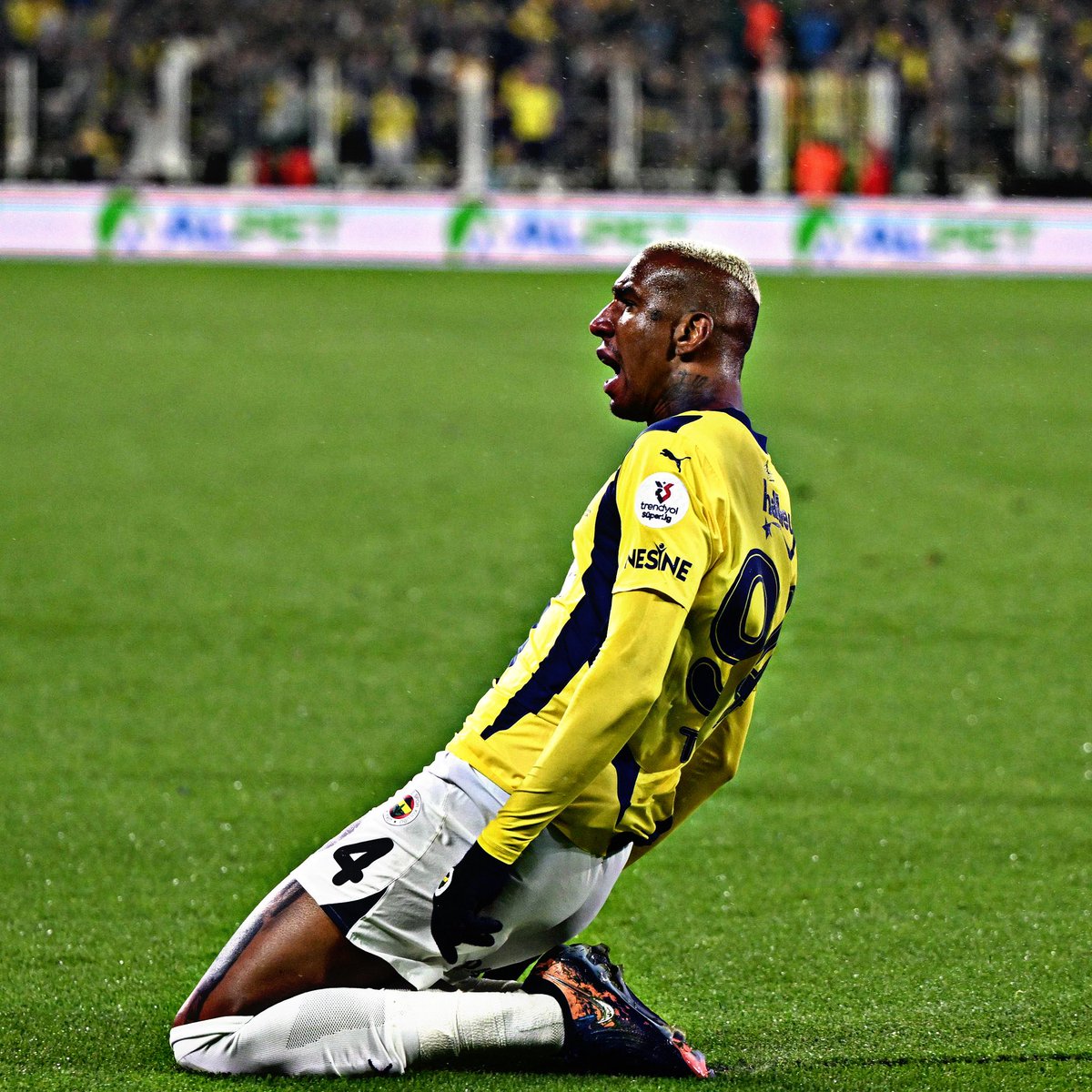 Adam sağlam bi kamp geçirir ritmini bulur diyorduk , sakatlandığı için kampı kaçırıcak.

Fenerbahçe bahtsızlığı devam ediyor.