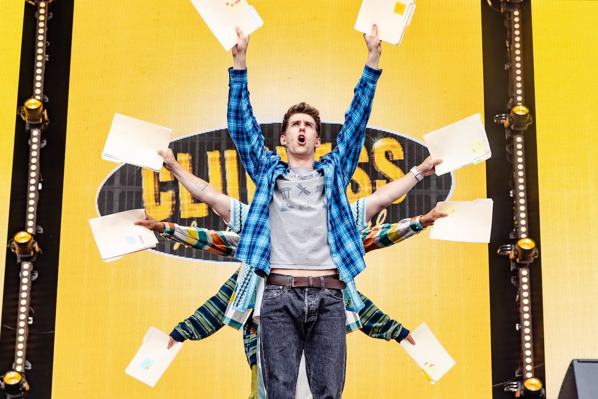 cluelessonstage's tweet image. A naturally unbiased student of the law if we ever saw one! 📚
📸 Danny Kaan