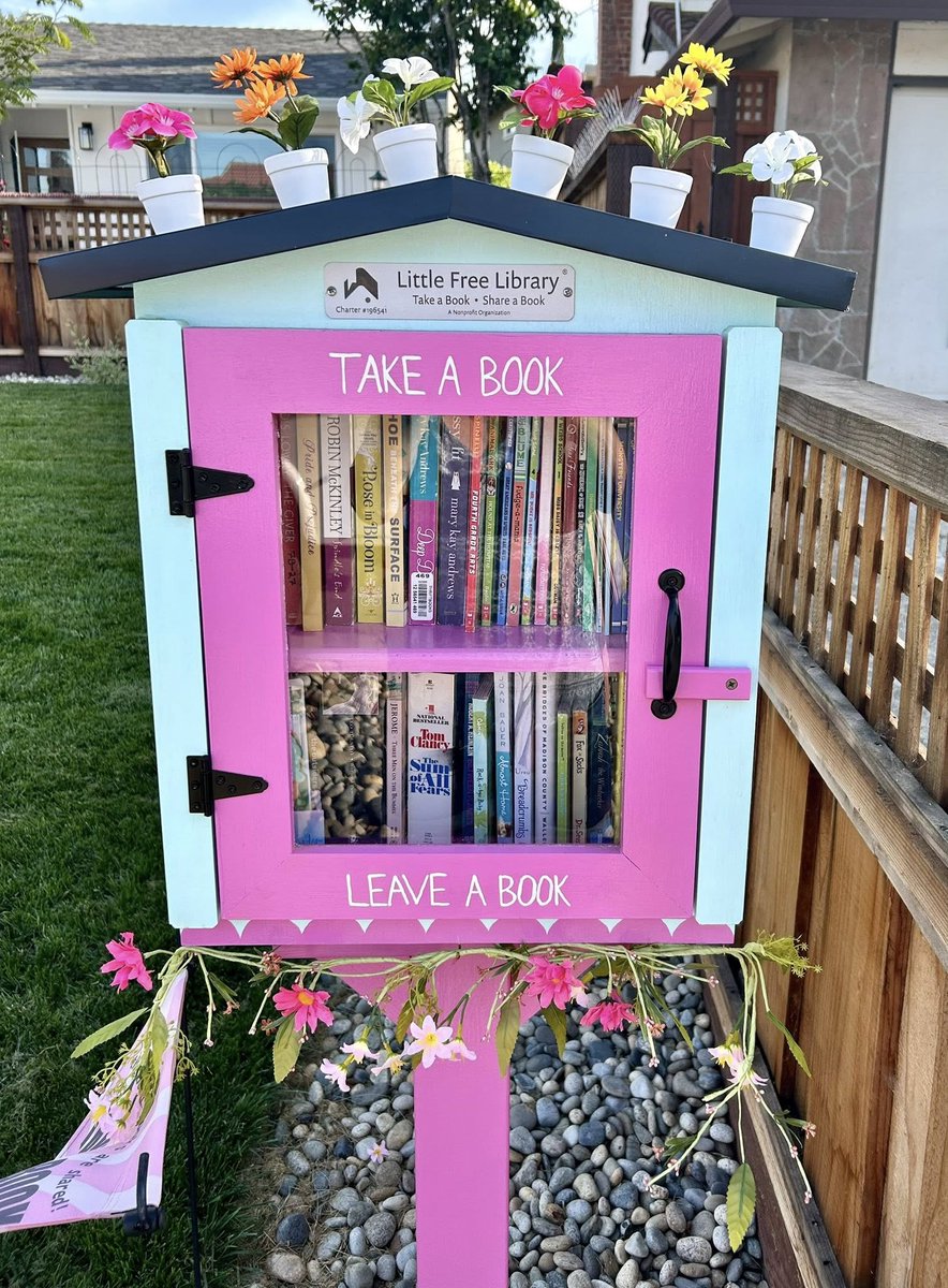 LtlFreeLibrary's tweet image. Grow your mind at a Little Free Library 🌼🌺🌷🏵️🌻🌸🌹
Shop the Two Story Gable Little Free Library (pictured here) and more: lflib.org/shop